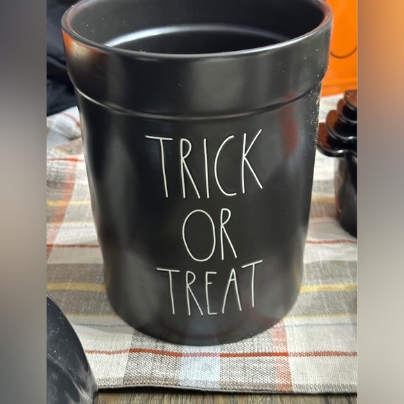 Rae Dunn Trick Or Treat Crock Utensil Holder Halloween Black White By Magenta - Picture 6 of 6